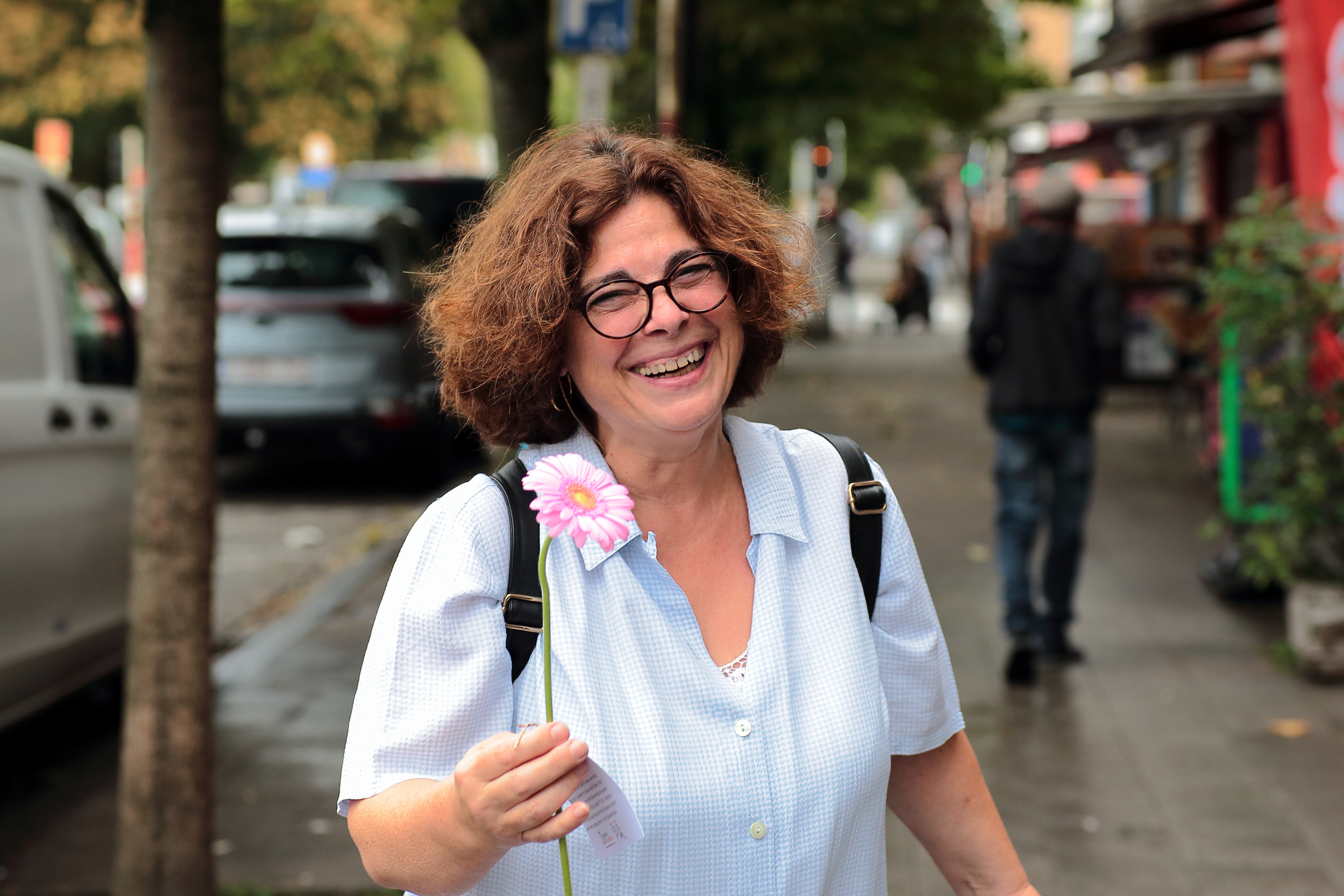 dame tenant une fleur